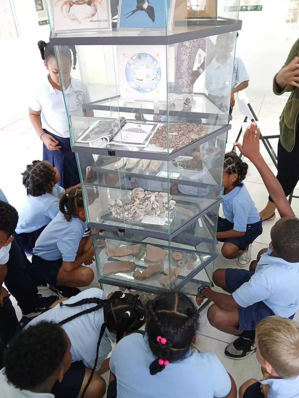 Een schoolklas bezoekt het Saba Heritage Center om te leren over de inheemse bevolking van Saba