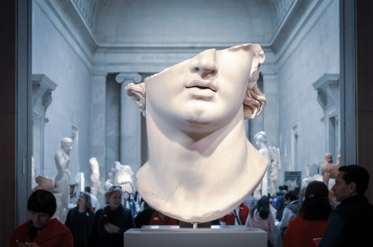 Museumpubliek verzamelt zich om een groot beeldend kunstwerk