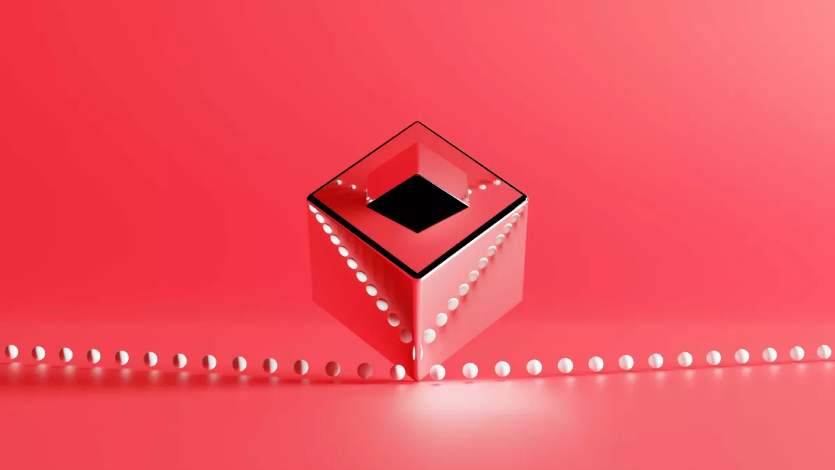 Een spiegelende kubus staat op een punt halverwege een rij witte ballen. De ballen voor en achter de kubus worden gereflecteerd in het oppervlak van de kubus.