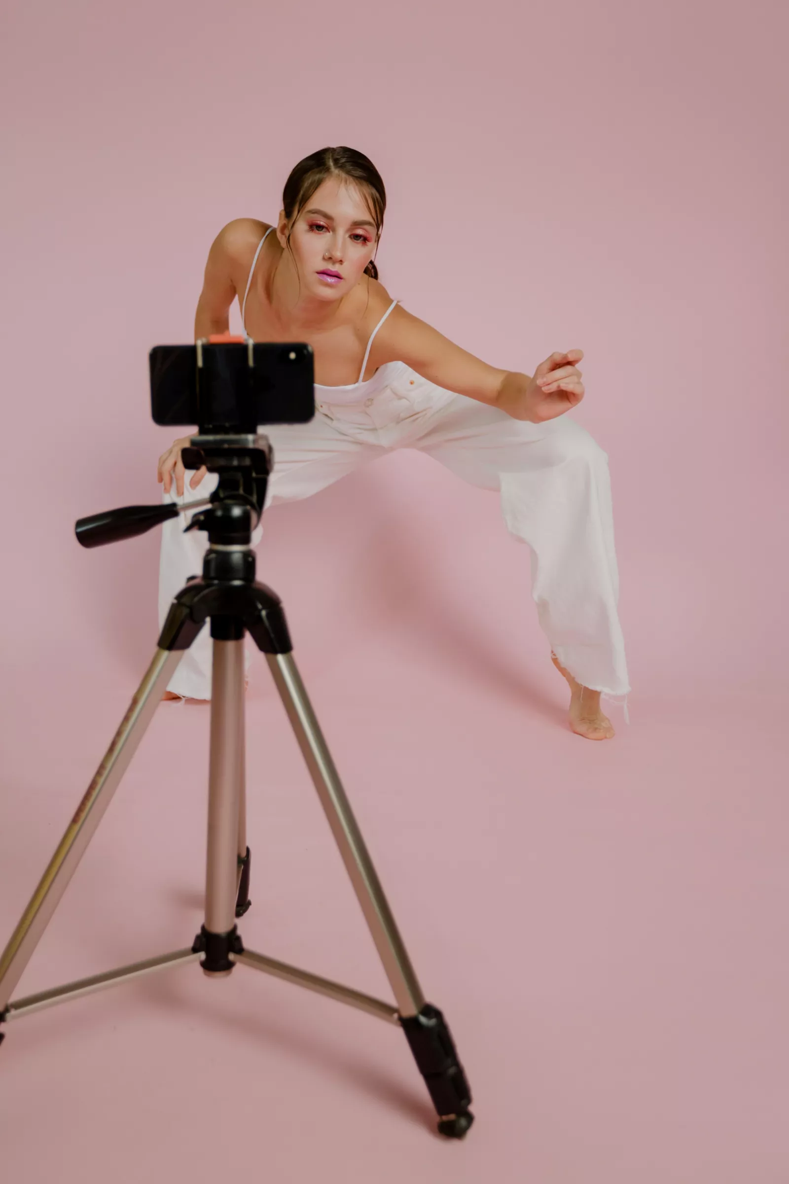 Dansend meisje met camera