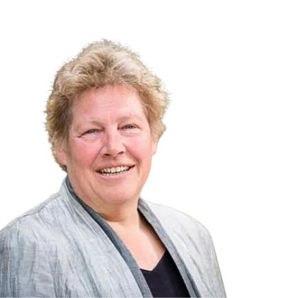 Portretfoto van Puck Huitsing. Een vrouw met kort blond haar. Ze draagt een zwarte top met daaroverheen een grijs vest.