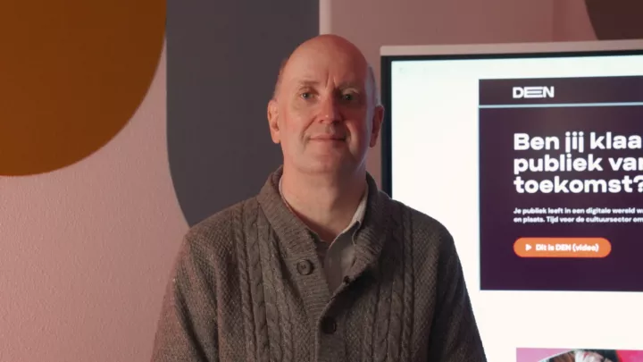 Rik Wouters staat voor beeldscherm
