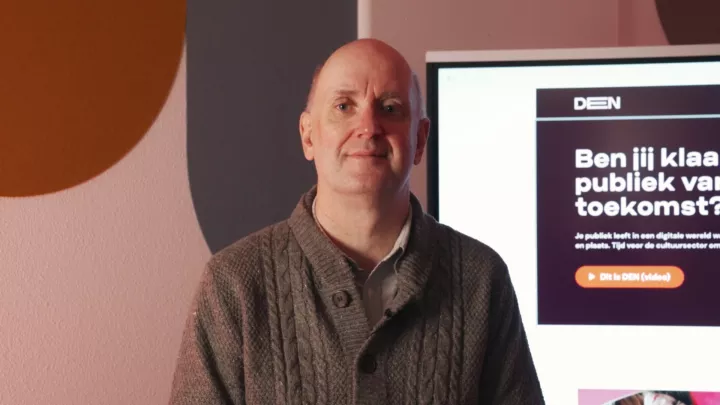 Rik Wouters staat voor een beeldscherm