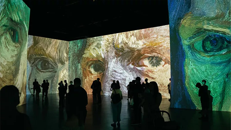 Een mensenmenigte loopt door de tentoonstelling van digitale werken van Van Gogh.