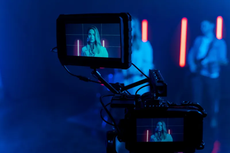 Vrouw voor camera