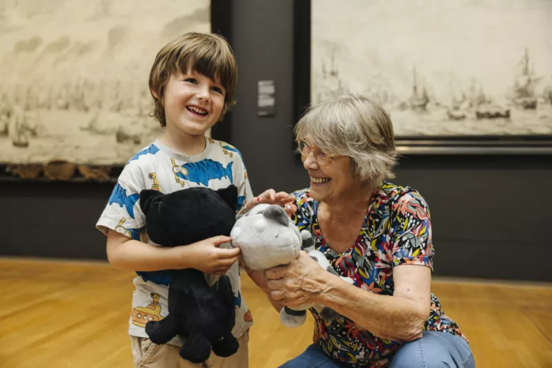 Oma en kleinkind met Tellmies in de hand, Fotograaf Bibi Veth i.o.v. Rijksmuseum