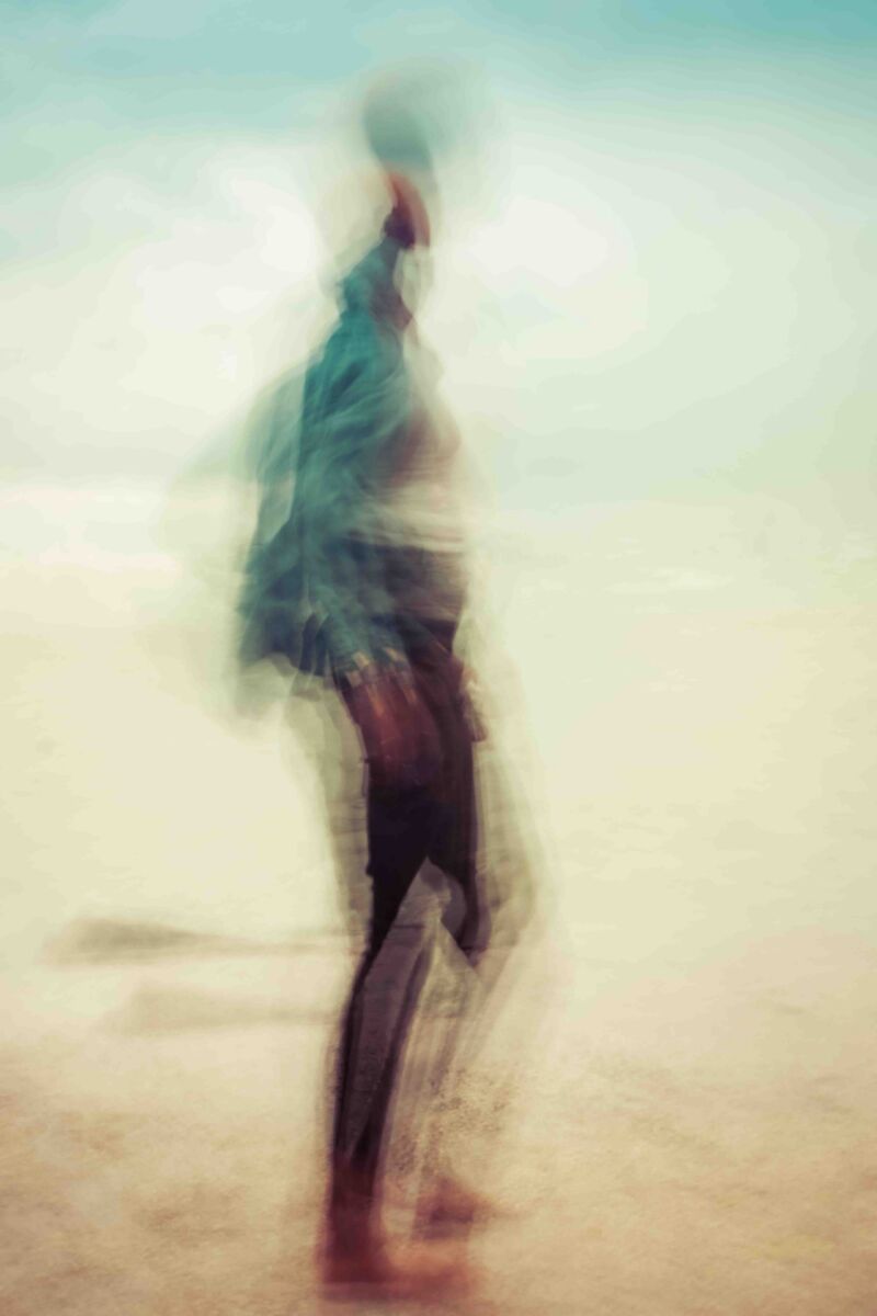 Door double exposure onherkenbaar persoon, het lijkt een soort schim.